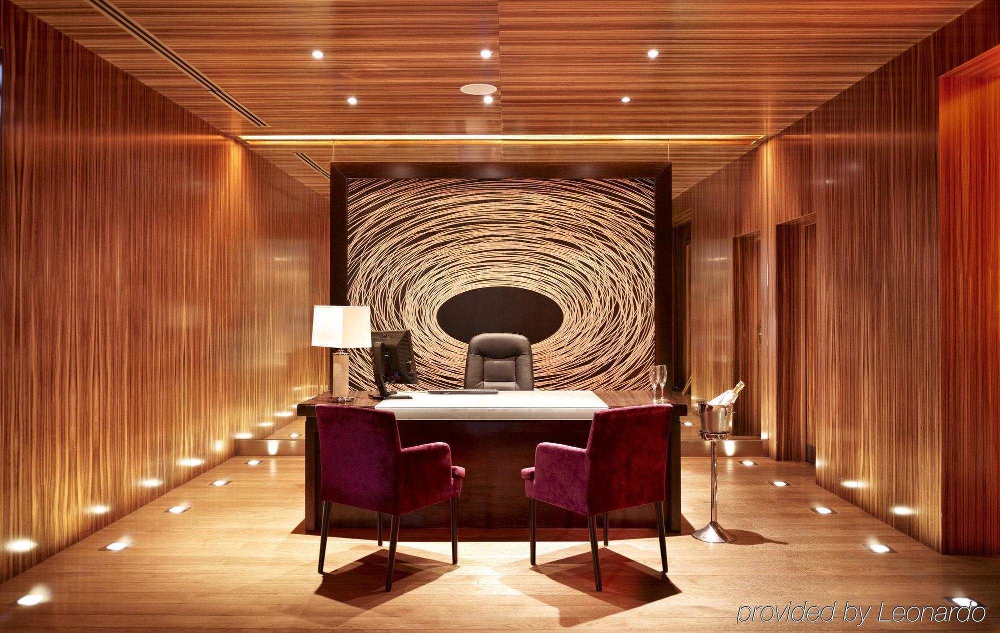 Plaza On The River London Interior photo The Concierge