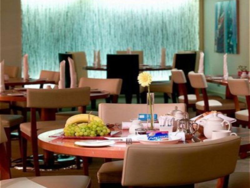 Plaza On The River London Exterior photo The dining room at the hotel