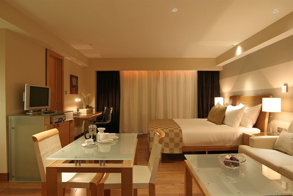 Plaza On The River London Room photo A suite at the Hilton Athens