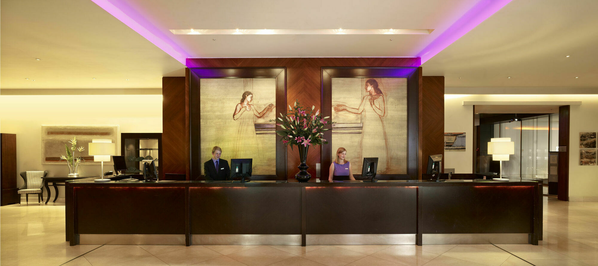 Plaza On The River London Exterior photo The hotel's reception