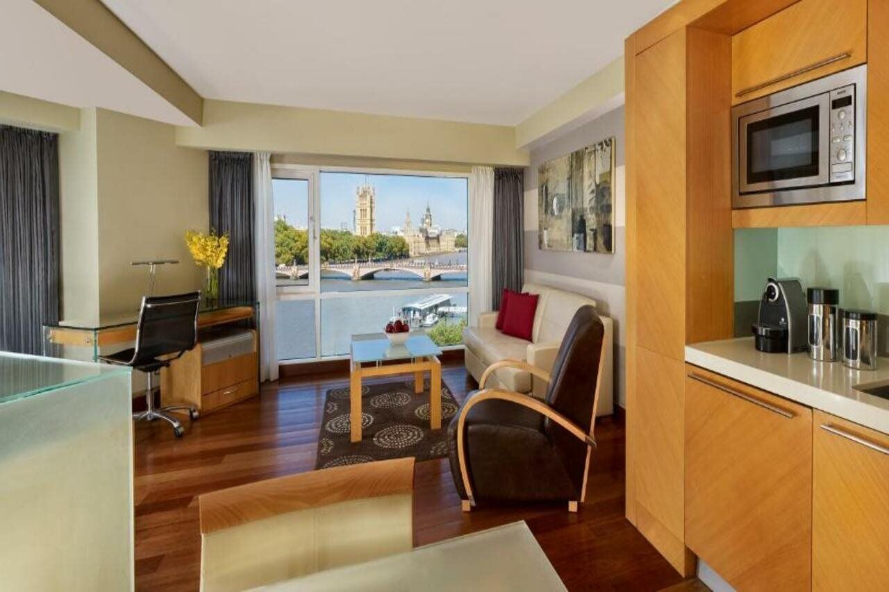 Plaza On The River London Exterior photo A typical serviced apartment in London